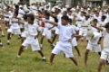 Karateunterricht, Jungs in weißer Schuluniform, Galle, Sri Lanka, Ceylon, Asien